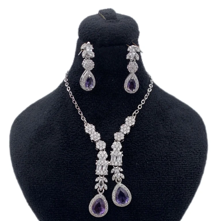 نیم ست جواهری زنانه با کریستال کبود اشکی و نگین‌های اتریشی مخراج شامل پلاک، زنجیر و گوشواره، رنگ ثابت، ضد حساسیت و مناسب مهمانی و مجالس.