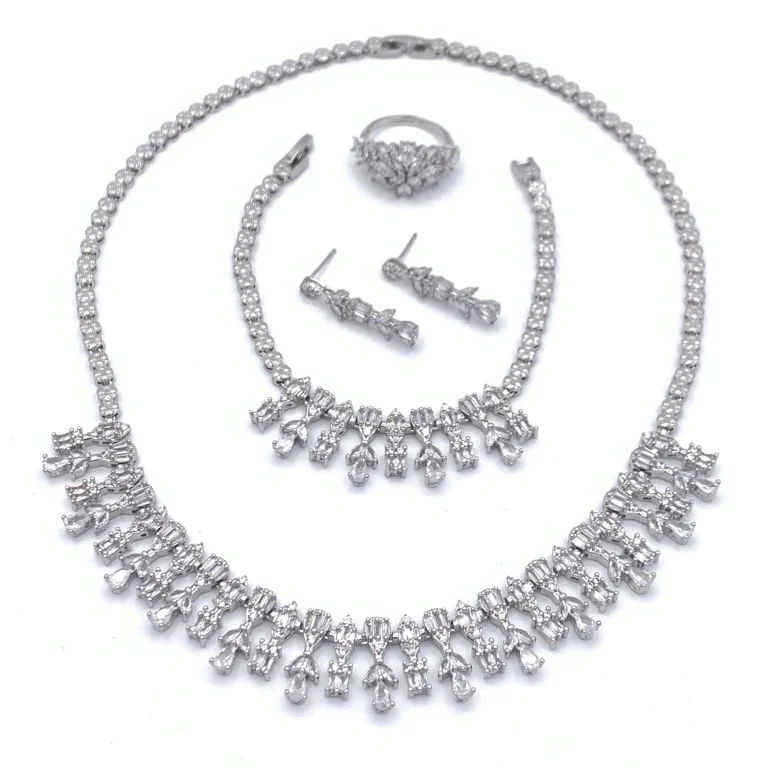 سرویس جواهری زنانه مدل آبشاری با نگین مخراج شامل گردنبند، گوشواره، دستبند و انگشتر، رنگ ثابت، ضد حساسیت، قفل مشابه طلا و همراه با جعبه مخمل جواهری.