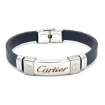 دستبند چرمی مردانه Cartier با بند چرمی مشکی، پلاک استیل حکاکی‌شده، قفل کلیپسی ضامن‌دار، رنگ ثابت و مناسب استایل کژوال و روزمره.