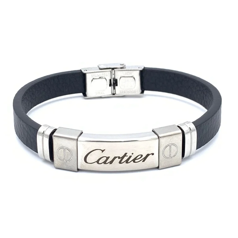 دستبند چرمی مردانه Cartier با بند چرمی مشکی، پلاک استیل حکاکی‌شده، قفل کلیپسی ضامن‌دار، رنگ ثابت و مناسب استایل کژوال و روزمره.