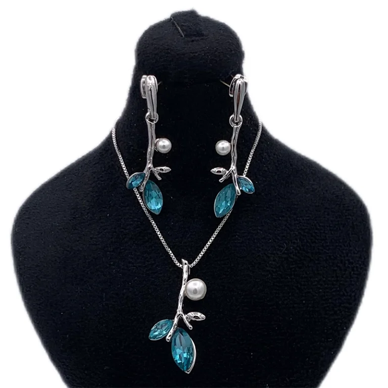 نیم ست گندمی کلیو شامل گردنبند و گوشواره با طرح خوشه گندم، سنگ سواروسکی و مروارید استیل