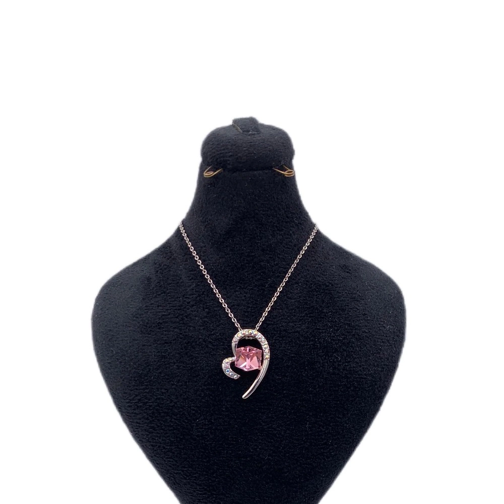 kyta-pink-crystal-rhodium-necklace.webp گردنبند کریستال صورتی زنانه با روکش رودیوم مدل KYTA